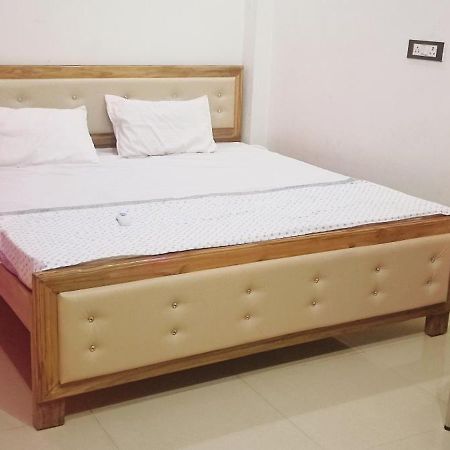 Готель Maa Savitri Gest House Ayodhya Екстер'єр фото
